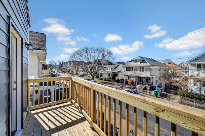 - - 5 Bed / 5.5 Bath Duplex Near Tufts — Private Suites, Decks & Parking Apartments