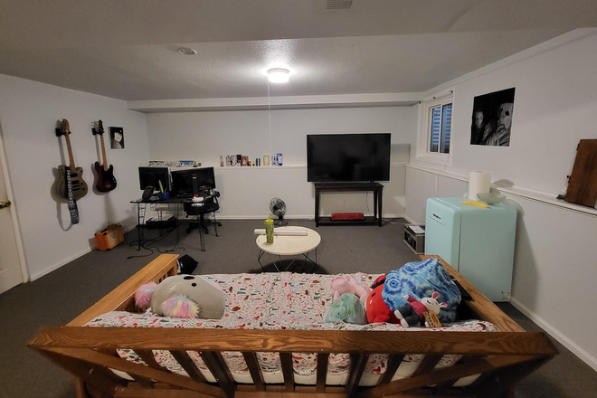 Oversized bedroom with TV area - Townhouse near trails, easy access to campus, 1 room available now!
