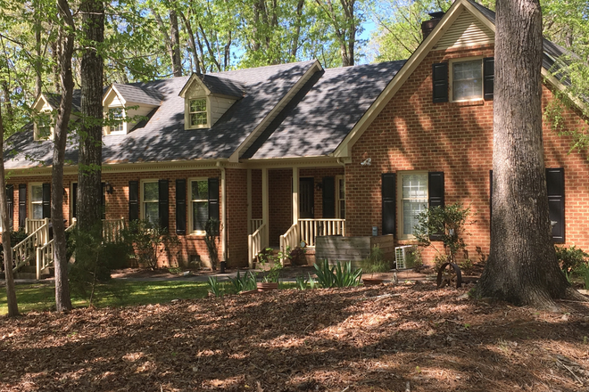 Studio Apartment - Northern Durham just 8 miles from campus and near Eno River State Park.