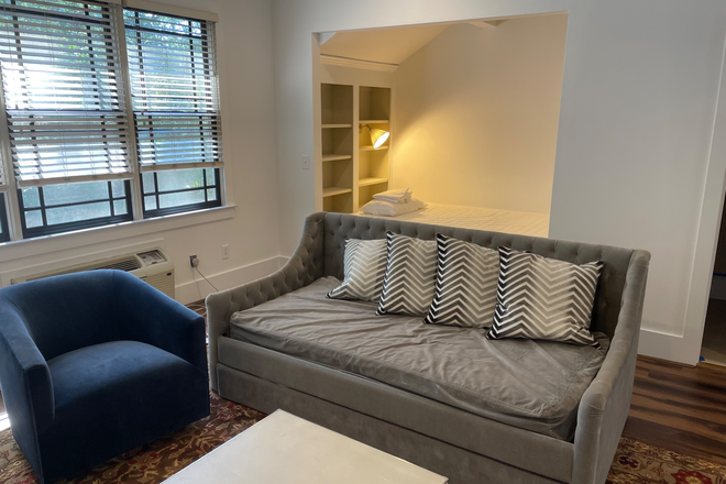 Queen size sleeping nook - Convenient, quiet and safe studio - rent includes all utilities and a washer/dryer