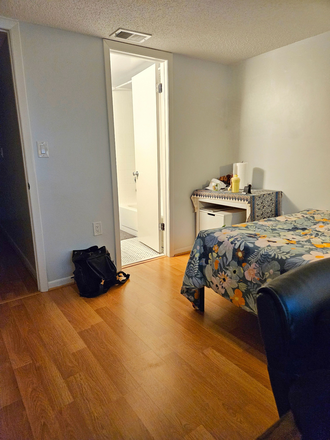 Room - Walk to campus: private room: en-suite bath Apartments