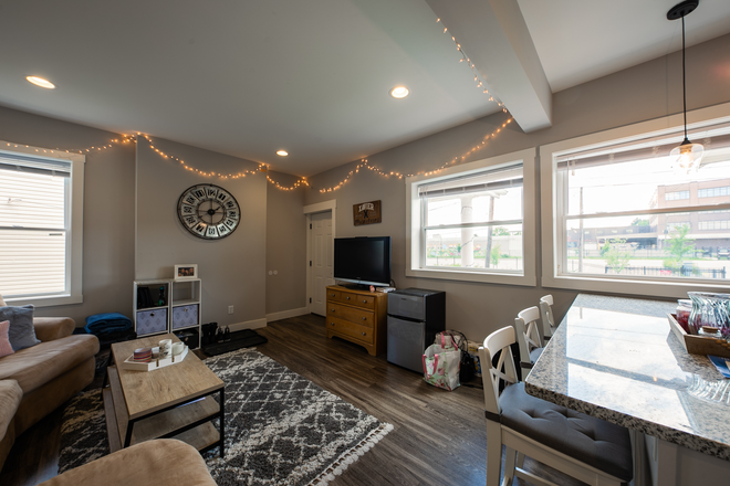 1st floor living room - Renovated 7 Bed 3 Bath House (Close to Campus)