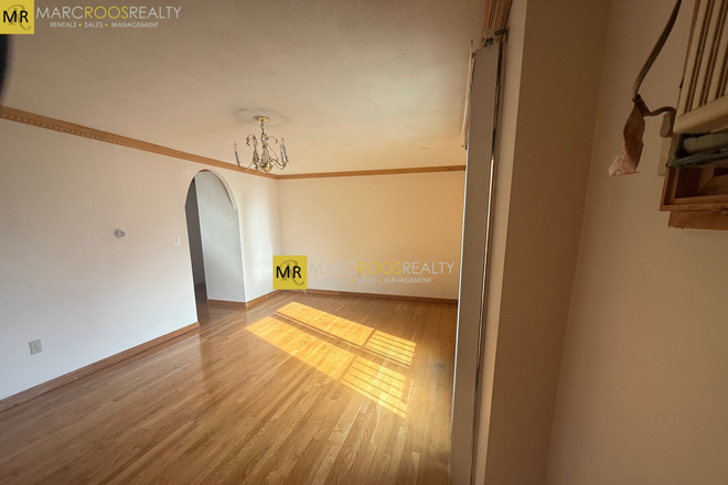 Call NOW for showings! 617-236-8600 - BENNINGTON ST - ORIENT HEIGHTS! 2BR/1BA W/ H&HW INC, +1 PRKNG INC! AVAIL NOW W/ LNDRY IN BLDNG, DW! Condo