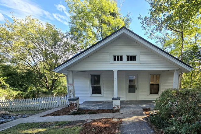  - Cozy Lenoir 2/1 Bungalow with Fenced Yard on Cul-de-Sac