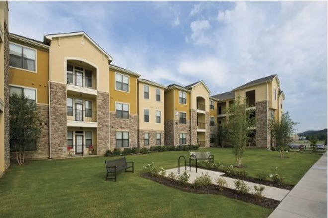 Outside view - 1 MONTH FREE – University House April 1st - July 23rd Sublease – Available ASAP