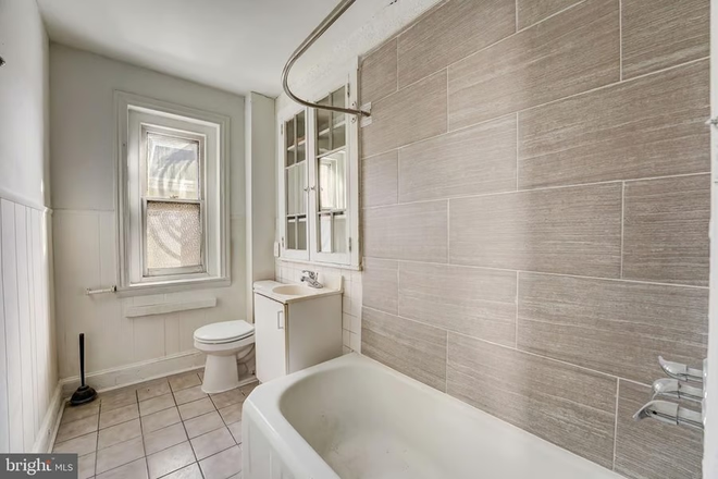 Bathroom - Studio close to campus Apartments