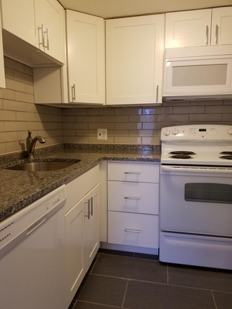 . - **NO BROKERS FEE!* Wonderful 1 Bed / 1 Bath w/ HEAT&HOT WATER INCLU.!