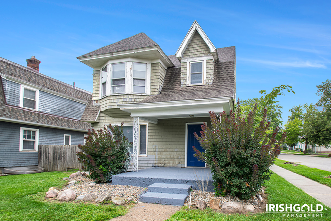 Front - 927 East Washington Street House