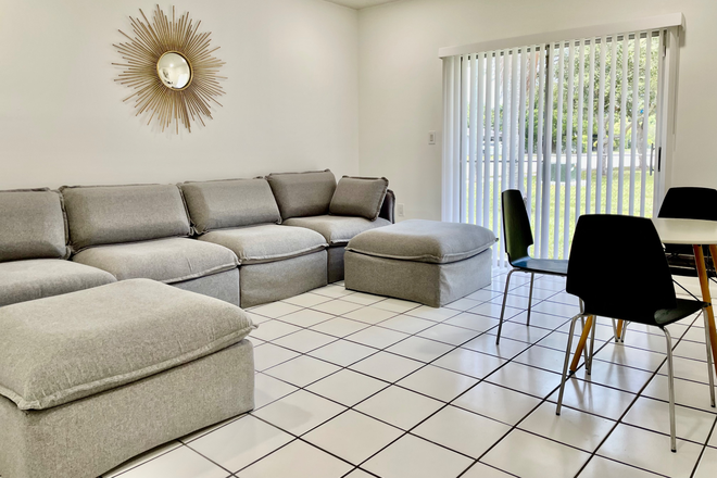 Living - NEW FEMALE STUDENT ROOMS $1,400! IN NEW LARGE 4/2 HOUSE!  WALK TO CAMPUS