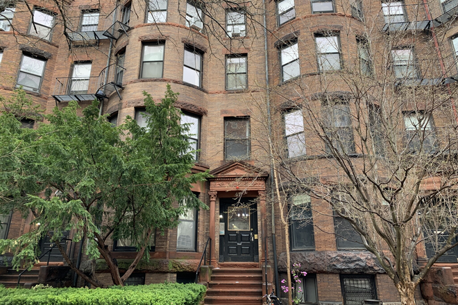 Call NOW for showings! 617-236-8600 - BAY STATE RD - KENMORE SQ - LRG BROWNSTONE 3BR/1BA *AVAILABLE NOW!* W/ H&HW INC, LNDRY IN BLDNG! Apartments