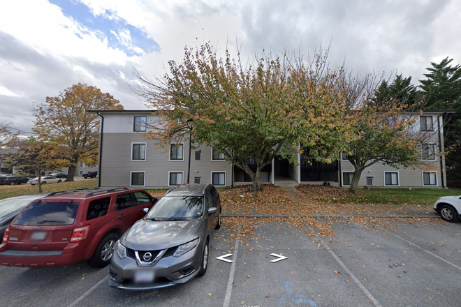 Outside Street view of apartment - Foxridge Apartment Sublease