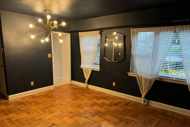 Living Room/Dining Room Area - Quiet Rosslyn Apartment