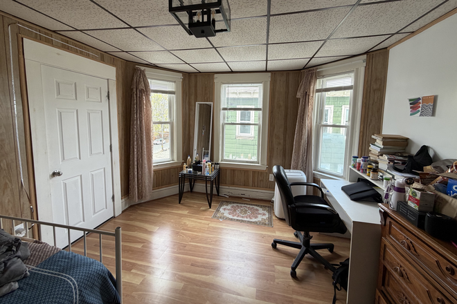 Spacious room, fully furnished. - Apartment Close to Campus