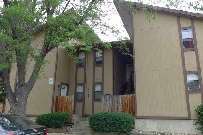 building - Pet-Friendly 2 Level Townhome in Perfect Location!