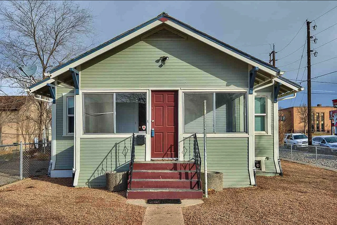 Front of house - Need 3 roommates for 5-bedroom, 3-bath house. Right next to Campus!