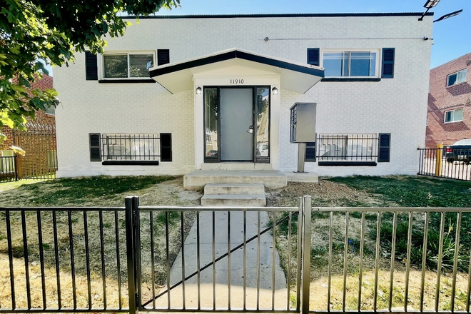 Front Exterior - Cozy 1 Bed Lofts, Less than 5 min Walk to Campus, within eye sight!