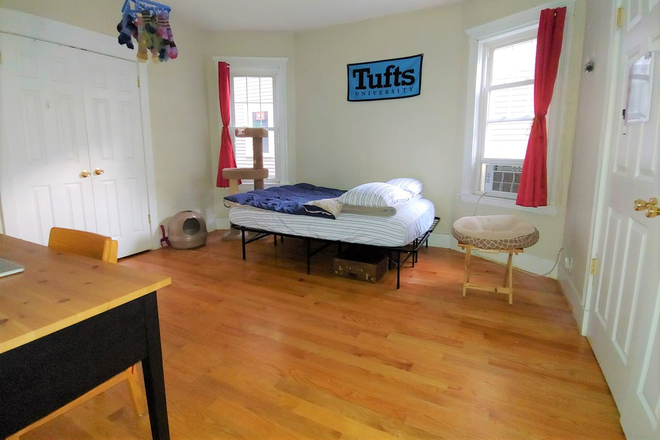 Xlarge bedroom - Bedrooms available in our 5 bedroom apartment near Red Line