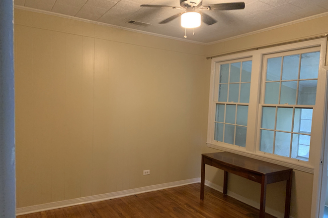 Bedroom available with adjoining laundry/storage room with windows - Grad student looking for roommate - House near Keg & Barrel - January-June 2026