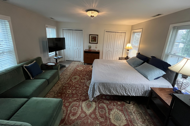 Large 220 sq ft primary bedroom fits 2 people - Furnished room in shared home-Washington St-Rocky Hill