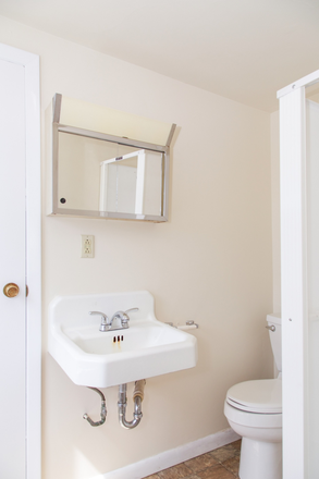 Bathroom - Large 5-Bedroom Unit House
