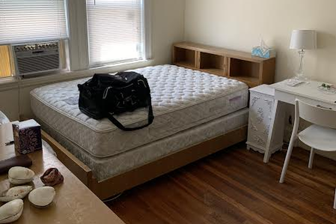 bed - Updated 10/18/24 Great 5 bed house on Foster, Call/text/email to see this and more!