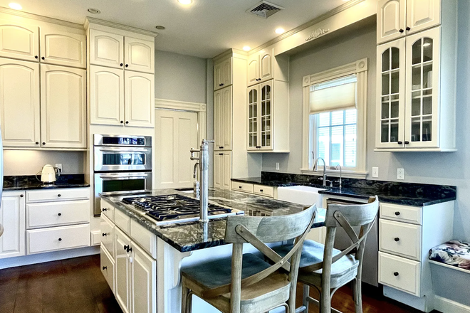 kitchen - Private Room for a Girl - Year Long (term negotiable) House