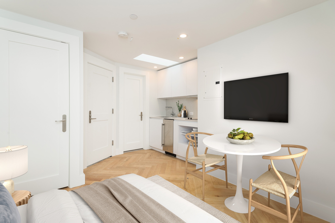 Hub Realty - South End, prime location, renovated studio on top floor with A/C Apartments