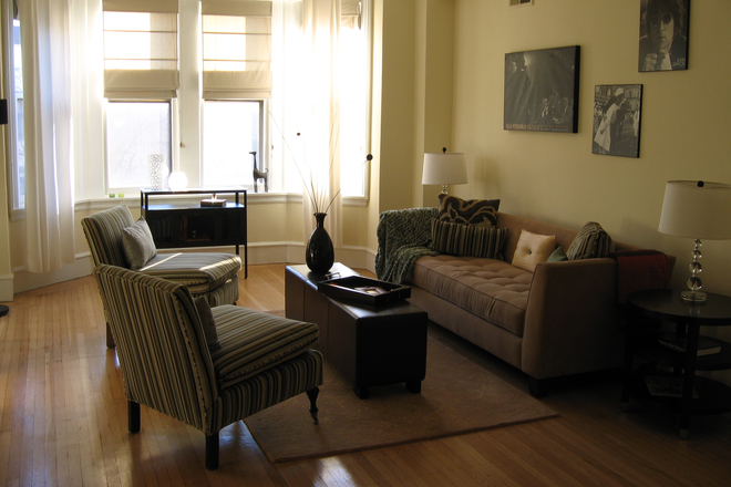 Living Room - Beautiful large 3 bedrooms in Rittenhouse area/UPenn