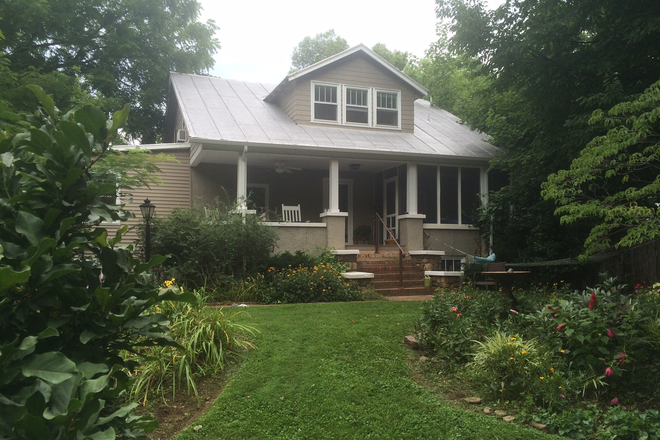 335 Hill St - Charming 3 bedroom cottage close to JMU House