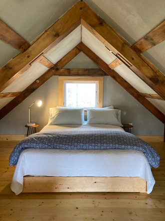 queen bed in loft - Longest Acres Farm Cabin Apartments