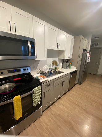 Kitchen - Aspen Heights Apartment Complex