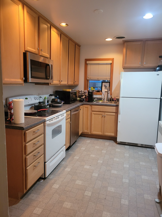 kitchen - Sublet & 2026/2027 school year-master BR, 1 min walk to WM, cat friendly Male full-time student House