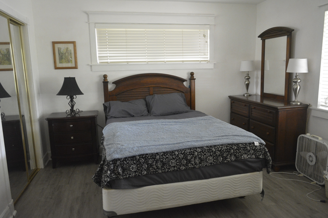 Queen size bed with sheets - Killian Greens House