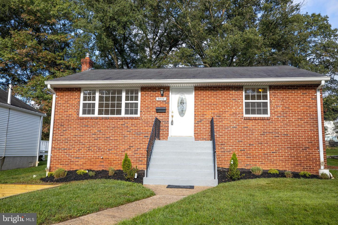 main house front entrance - Master Room with Private Luxury Bath And Walk In Closet House