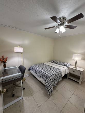 Smaller bedroom with Full-size bed and study area - Less than 2 miles walking distance to UT (2 bed/1 bath condo Fully Furnished)