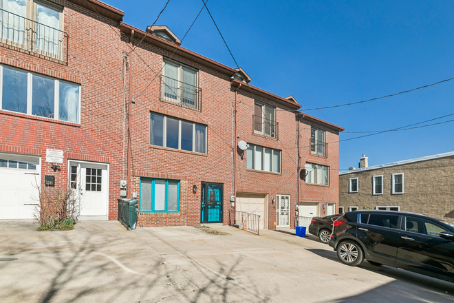 Parking - 3379 Frederick St / 4 Bedroom & 4 Bathrooms / 4 Car Parking Townhome