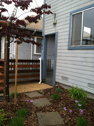 Front garden - Great  1 bedroom apartment in Emeryville