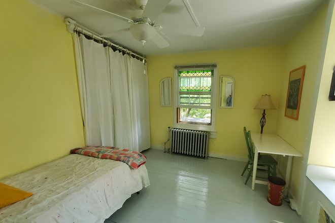 South room, single bed, $600/mo, upstairs, avail Nov 1 thru Jan 19 only - Ellerslie House-South Room, $600/mo Avail now til Jan 19, 2026