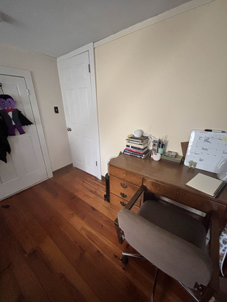 Furnished bedroom desk - Shared room for sublet (Spring/Winter) Duplex