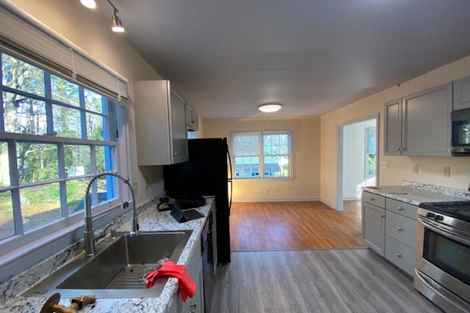 Kitchen (includes stove, refrigerator, dishwasher ...) - Near East Perimeter charming single family home close to Decatur, Emory, MARTA, off street parking