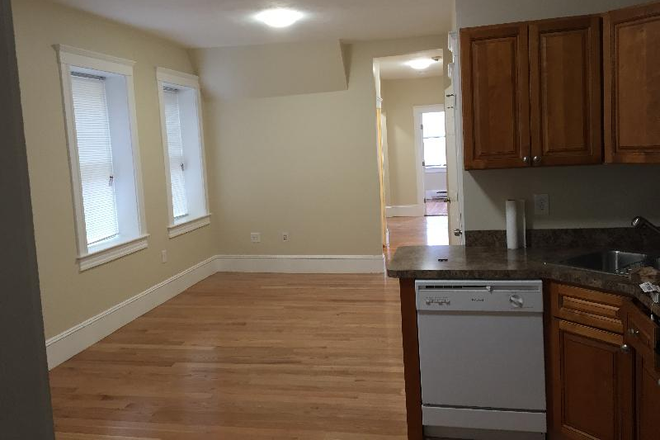 Hub Realty - Handy and renovated 4 bedroom 2 bathroom with dishwasher, on green line T Apartments