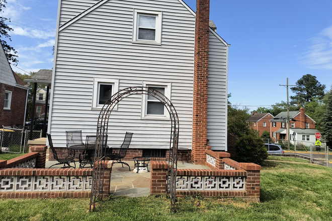 Exterior Side Patio - Bright & Charming 3BR/2BA Cape Cod Near UMD – Available Immediately House