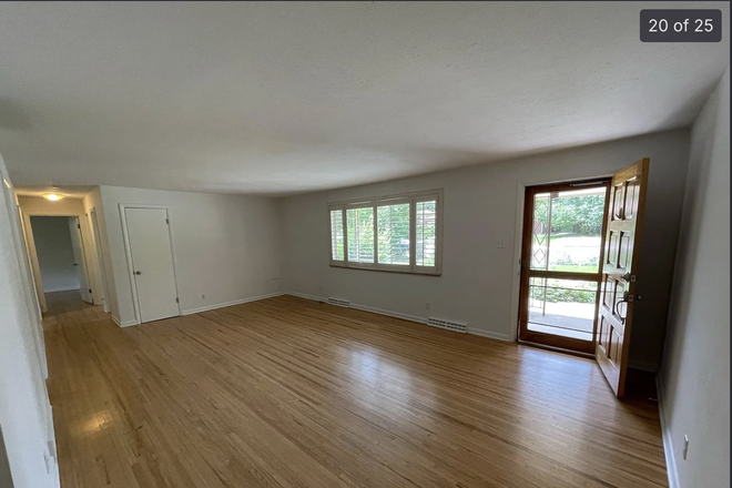 Living Room - 4 bedroom home; 20 minute walk to campus
