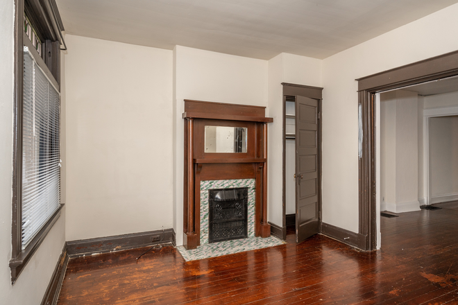 Living Space - 219 E Rochelle Duplex