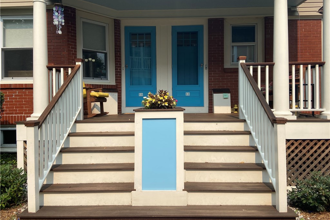 Front Porch w/Private Entrance - Bright & Spacious 5-bed walking distance to campus & hospital Duplex