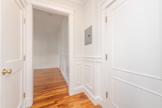 Hub Realty - Sunny studio with heat included, in handy location across from HMS Apartments