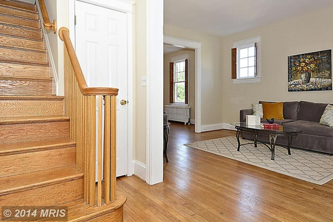 Entrance - Sunny 6 Bedroom End Unit Townhouse with Parking