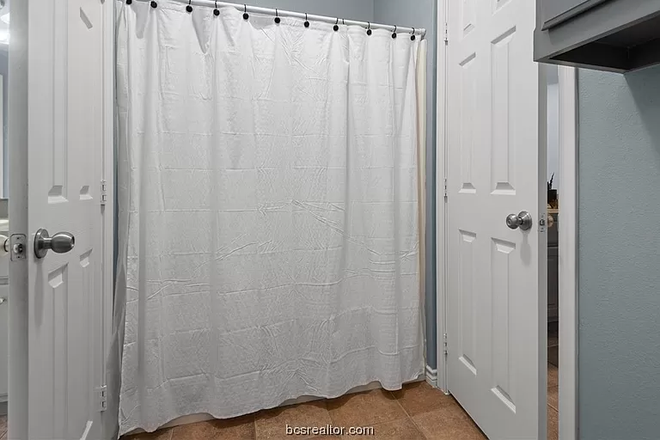 Bathroom 2 Tub - Looking for 1 roommate