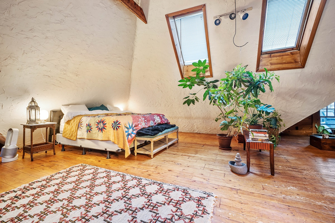 3rd floor master bedroom's living area - Attic master bedroom - 6-minute walking distance to red line Wollaston T station House