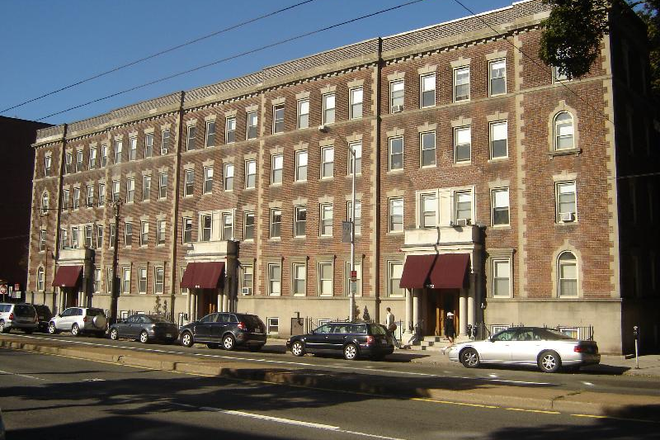 - - Close to Campus! Spacious 1 bed w/ Heat & Hot Water Included, Laundry in Building Apartments